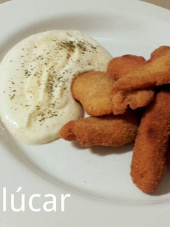 Una foto de Pollo al curry frito con mahonesa de coco