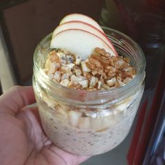 A picture of Apple cinnamon oats. (Overnight oats).