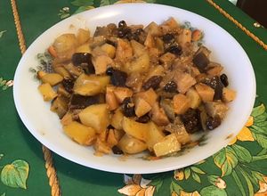 Une photo de Coings, pommes de terre et aubergines aux raisins secs