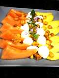 Bolitas de mozzarella con mango y melón cantalup