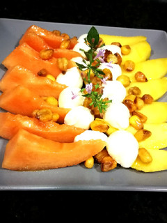 Una foto de Bolitas de mozzarella con mango y melón cantalup