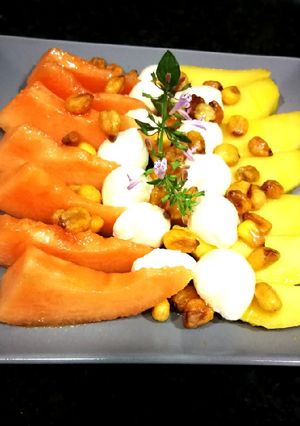 Foto principal de Bolitas de mozzarella con mango y melón cantalup
