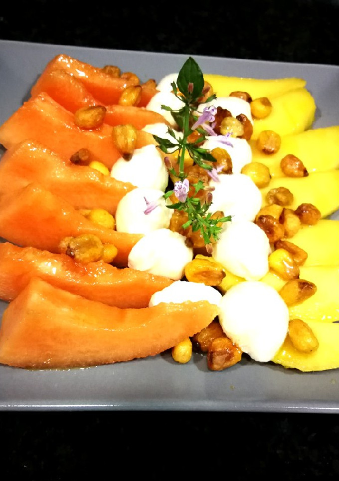 Una foto de Bolitas de mozzarella con mango y melón cantalup