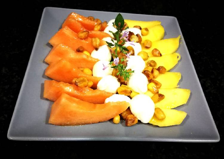 Bolitas de mozzarella con mango y melón cantalup