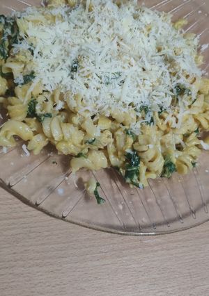 Una foto de Fideos con crema y acelga salteada