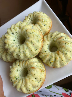 Una foto de Donuts de calabacín y queso