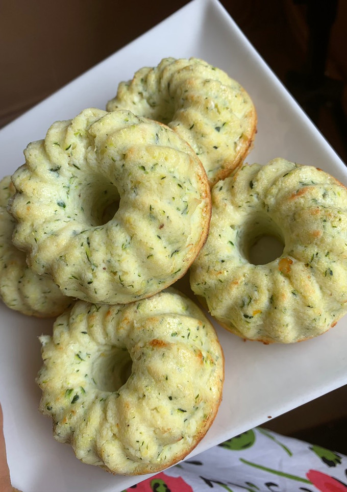 Una foto de Donuts de calabacín y queso