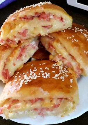 Sajtos-tejfölös-szalámis tekercs recept fotója
