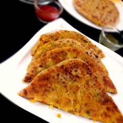 A picture of Veg noodles paratha.