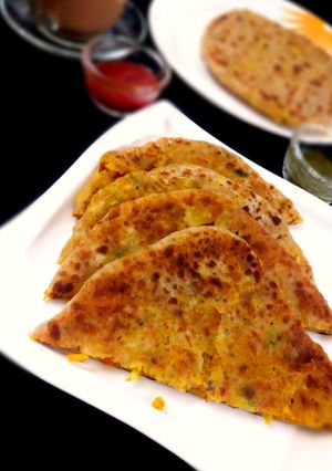 A picture of Veg noodles paratha.