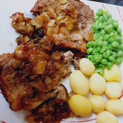 My Sweet onion Pork Seaks with Applesauce. 😘 A picture of My Sweet onion Pork Seaks with Applesauce. 😘.