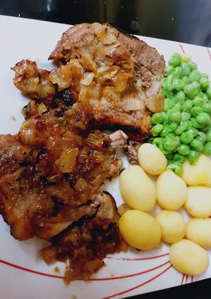 A picture of My Sweet onion Pork Seaks with Applesauce. 😘.