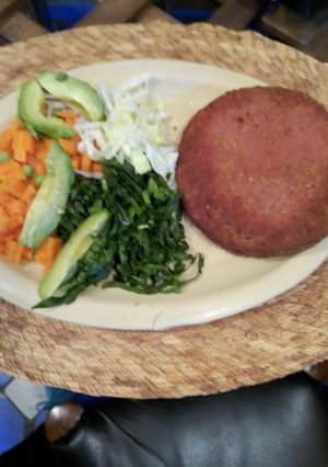 Una foto de Mortadela con ensalada