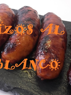 Una foto de Chorizos al vino blanco