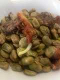 Habas salteadas con panceta, salchichas y butifarra negra