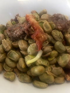 Una foto de Habas salteadas con panceta, salchichas y butifarra negra