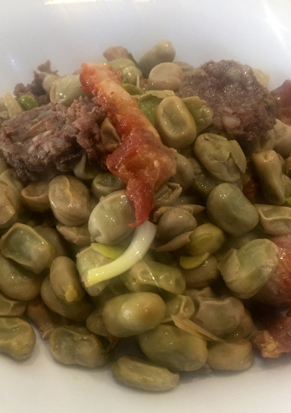 Una foto de Habas salteadas con panceta, salchichas y butifarra negra