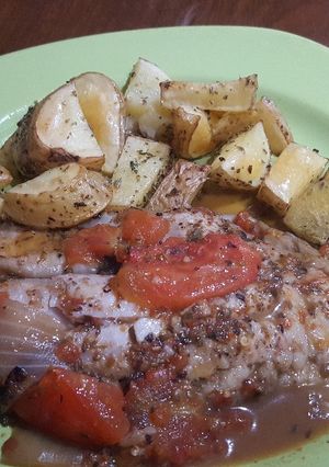 Una foto de "Filet pescador", en paellera con papas rústicas 🐟