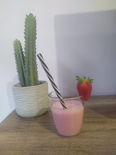 Una foto de 🍓Batido de fresa con leche condensada 🍓