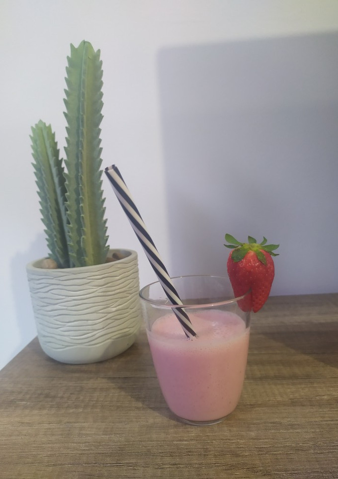 Una foto de 🍓Batido de fresa con leche condensada 🍓