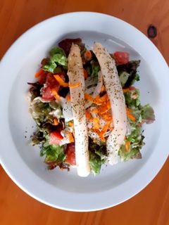 Una foto de Ensalada de lechuga y atún