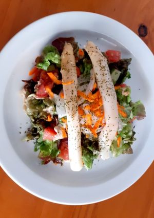Una foto de Ensalada de lechuga y atún