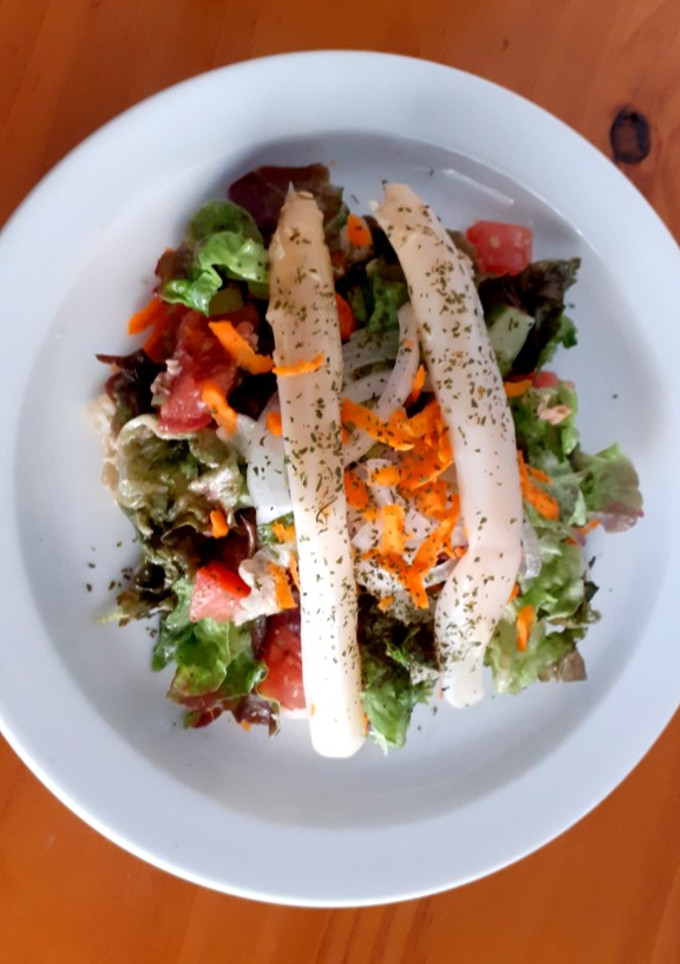 Una foto de Ensalada de lechuga y atún