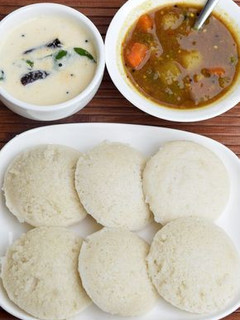 A picture of Idli sambhar.