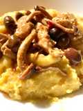 Spezzatino di pollo funghi pioppini olive e noci con polenta