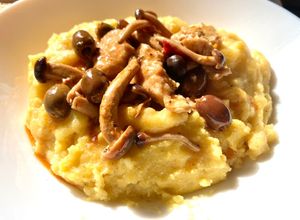 Foto di Spezzatino di pollo funghi pioppini olive e noci con polenta
