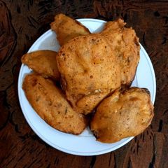 A picture of Baingan k pakoray.