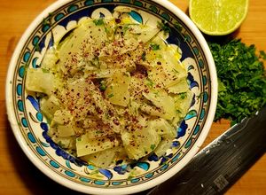Una foto de Ensalada de tallos de acelga y tahini