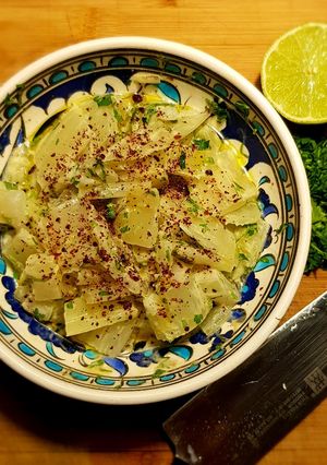 Una foto de Ensalada de tallos de acelga y tahini