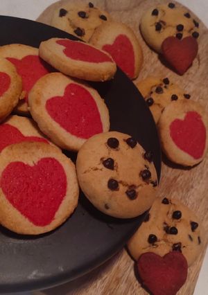 વેનીલા હાર્ટ કૂકીઝ & ચોકલેટ ચિપ્સ કૂકીઝ(cookies recipe in gujarati) રેસીપી મુખ્ય ફોટો