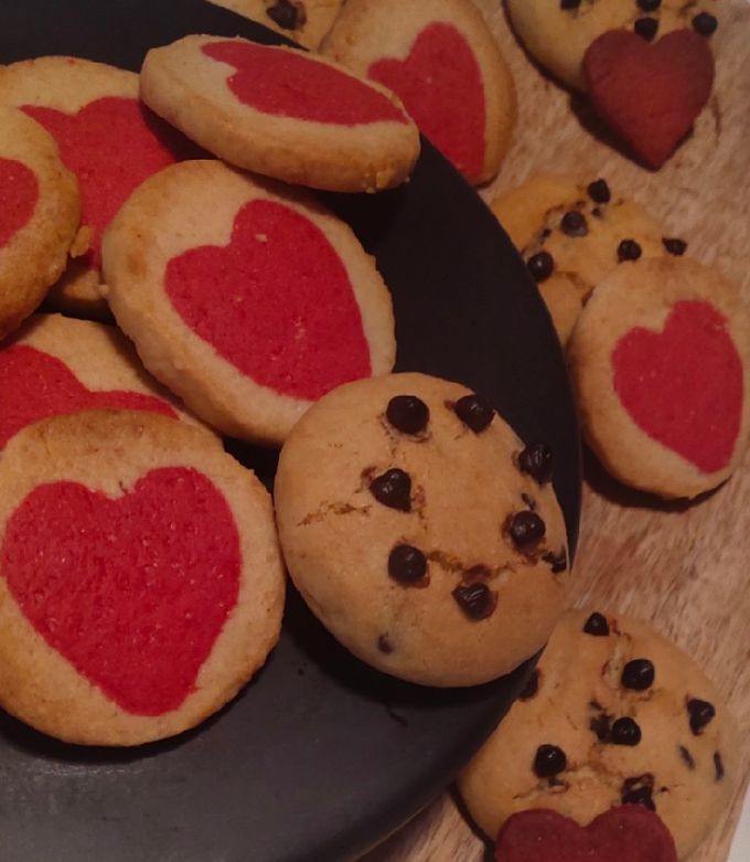 વેનીલા હાર્ટ કૂકીઝ & ચોકલેટ ચિપ્સ કૂકીઝ(cookies recipe in gujarati) રેસીપી મુખ્ય ફોટો
