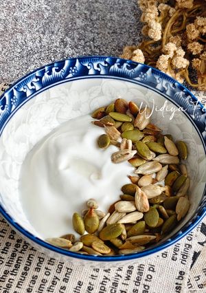 Foto resep Greek Yogurt Homemade (Serving With Stevia, Sunflower Seeds & Pumpkin Seeds)