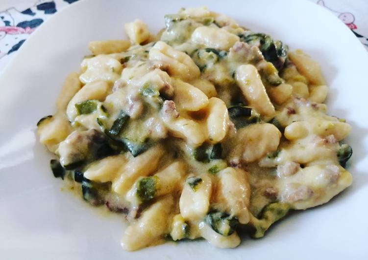Cavatelli fatti in casa con zucchine e salsiccia