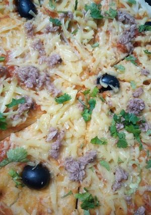 صورة لوصفة بيتزا بالجبن والتونة🤤😋