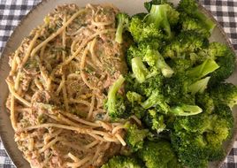 Macarrão cremoso proteico de abobrinha, ricota e atum com brócolis ao vapor