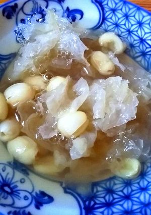 Hình của món Chè sen nấm tuyết.