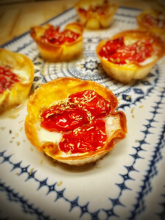 Una foto de Tartaletas de mozzarella con tomate confitado