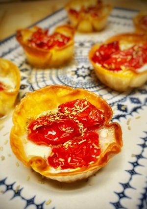 Una foto de Tartaletas de mozzarella con tomate confitado