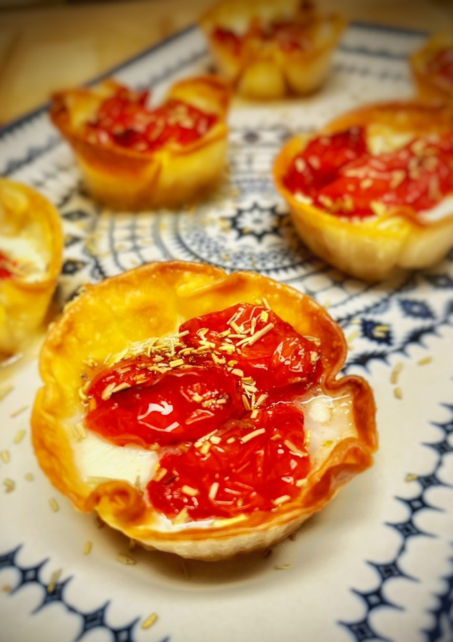 Una foto de Tartaletas de mozzarella con tomate confitado