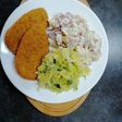 Pechuga de pollo apanada con ensalada de papas