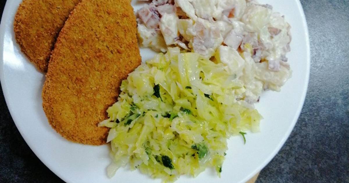 Pechuga de pollo apanada con ensalada de papas Receta de Maria VERÓNICA-  Cookpad