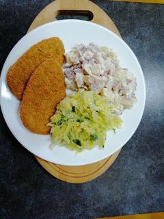 Una foto de Pechuga de pollo apanada con ensalada de papas