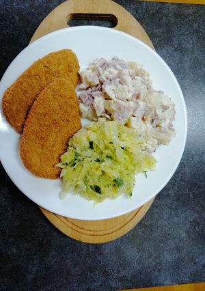 Una foto de Pechuga de pollo apanada con ensalada de papas