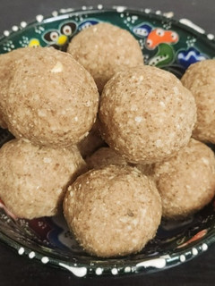 வேர்க்கடலை லட்டு (peanut laddu recipe in tamil) செய்முறை முக்கிய புகைப்படம்