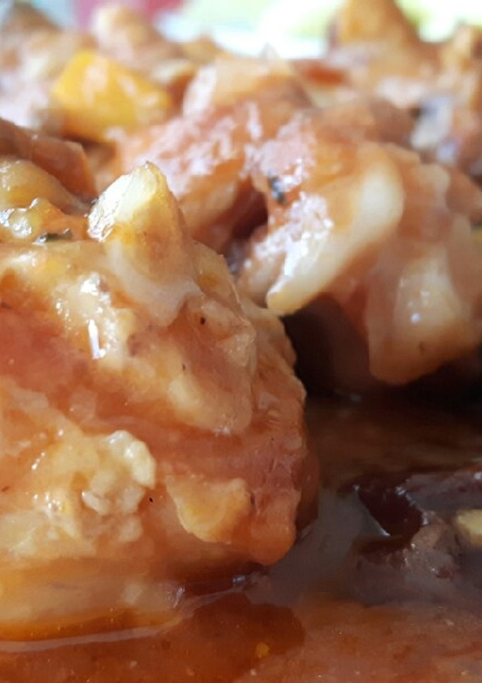 Una foto de Pollo en salsa con pasas y ciruelas