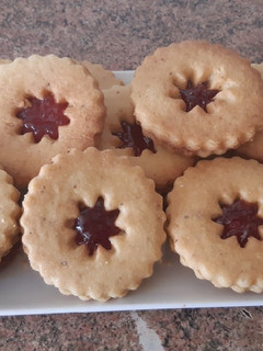 Una foto de Galletas DELICIOSAS sin huevo rellenas con mermelada de fresa